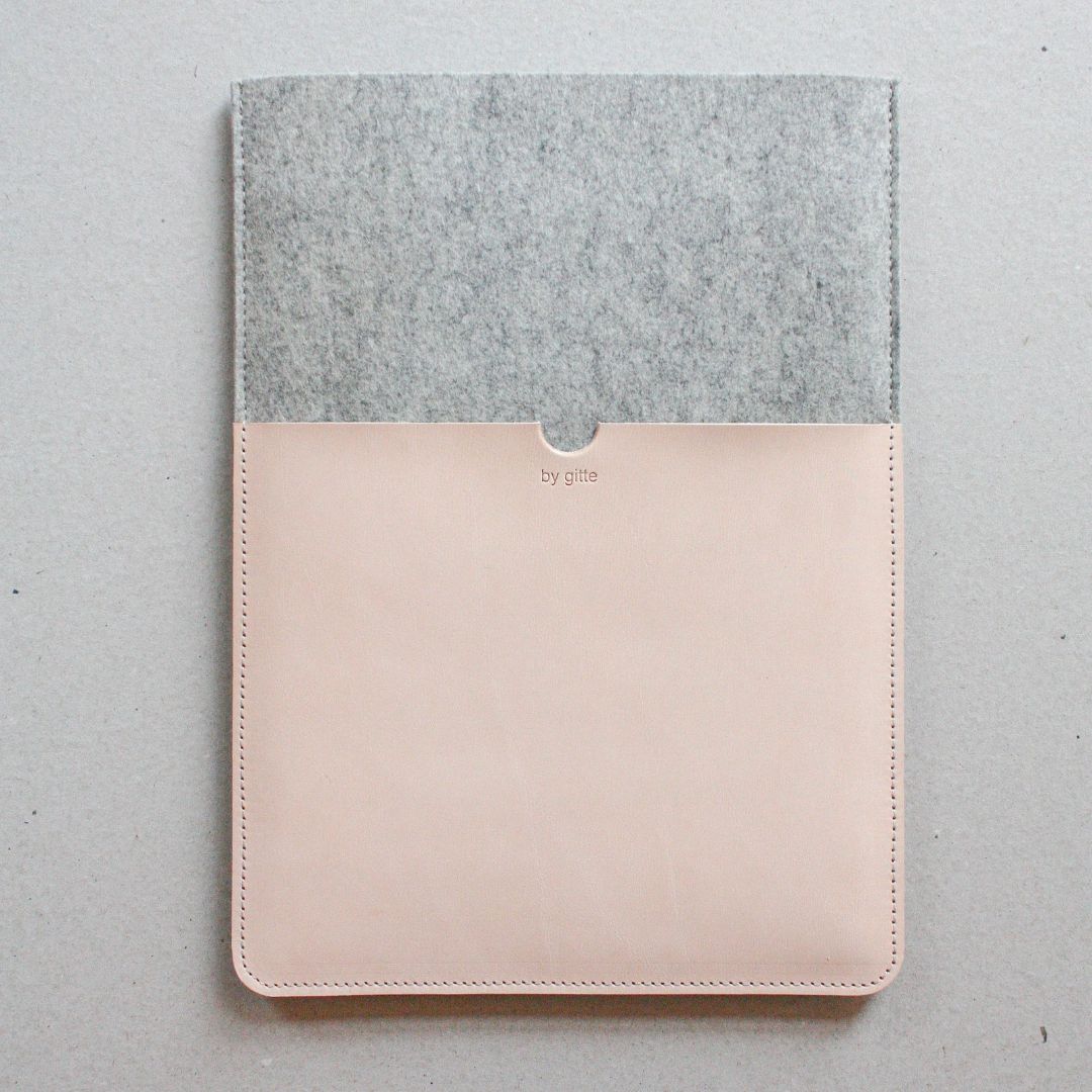 macbook hoes van grijs vilt met naturel leren voorvak